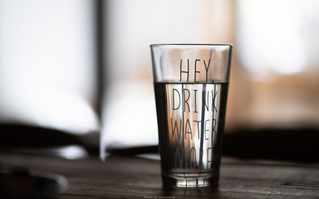 boire image article : un verre d'eau sur une table prêt à boire